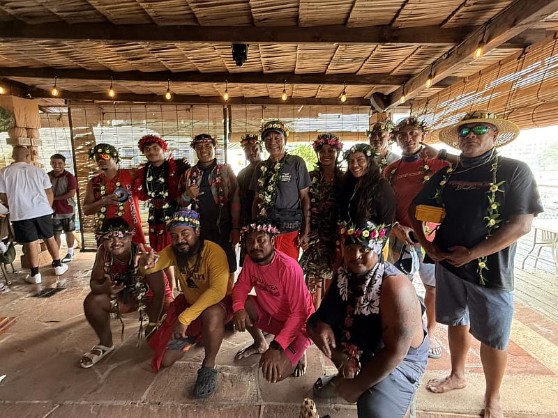 全體船員合影，船員包括 Wayne Adelbai（帛琉）、Allen Yalismana（密克羅尼西亞聯邦）、Ismael Tewalmai（密克羅尼西亞聯邦）、Edson Limes（美國塞班）、Clyde Raus（密克羅尼西亞聯邦）、Metukr Columbus（帛琉）、Landon Sewralur（密克羅尼西亞聯邦）、Elilai Sugiyama（帛琉）、亞榮隆∙撒可努（Sakinu，中文名戴志強）（中華民國臺灣）、杜詩豪（中華民國臺灣）、Snyder Taisakan（密克羅尼西亞聯邦）、Mykah Uowolo（美國夏威夷）及 Zea Nauta （美國關島）。