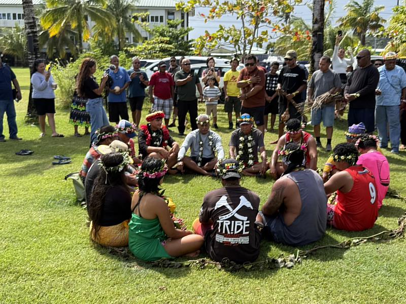 來自密克羅尼西亞聯邦雅浦州的航海大師Ali Haleyalur為14位船員主持傳統祝禱儀式。船員成員涵蓋帛琉、密克羅尼西亞聯邦、美國及臺灣等地，展現太平洋多元文化交流與世代傳承之精神。