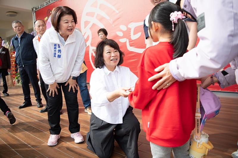 嘉義市長黃敏惠初一走春發送「粉紅超馬」開運紅包，祝福市民幸福加碼。