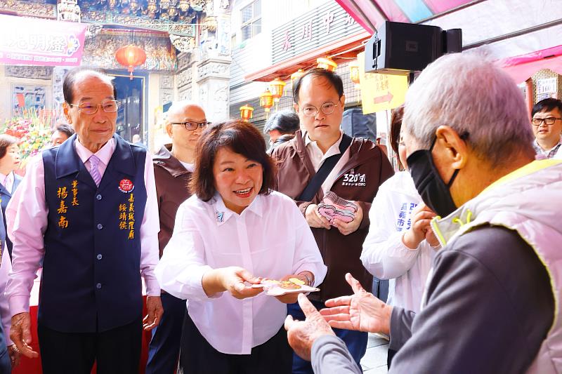 嘉義市長黃敏惠初一走春發送「粉紅超馬」開運紅包，祝福市民幸福加碼。