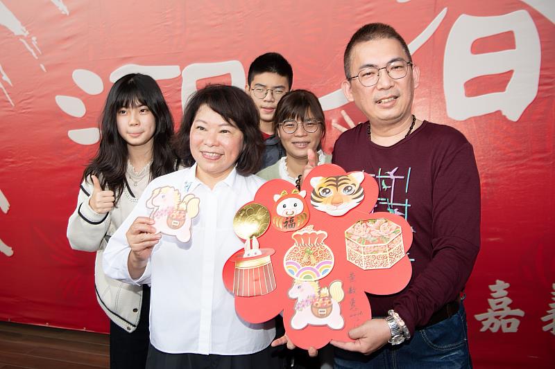 市民特地帶著歷年蒐集的市府開運紅包到場分享喜悅，並祝福市長黃敏惠。