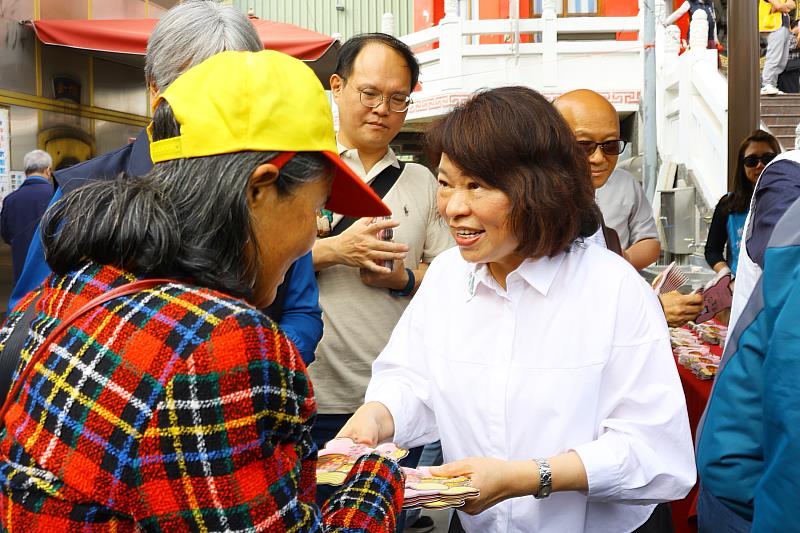 嘉義市長黃敏惠初一走春發送「粉紅超馬」開運紅包，祝福市民幸福加碼。