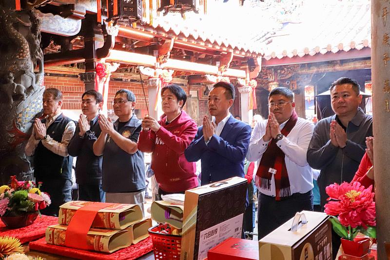 賴清德大年初一赴朴子配天宮發馬年小紅包 鄉親排隊領祝福