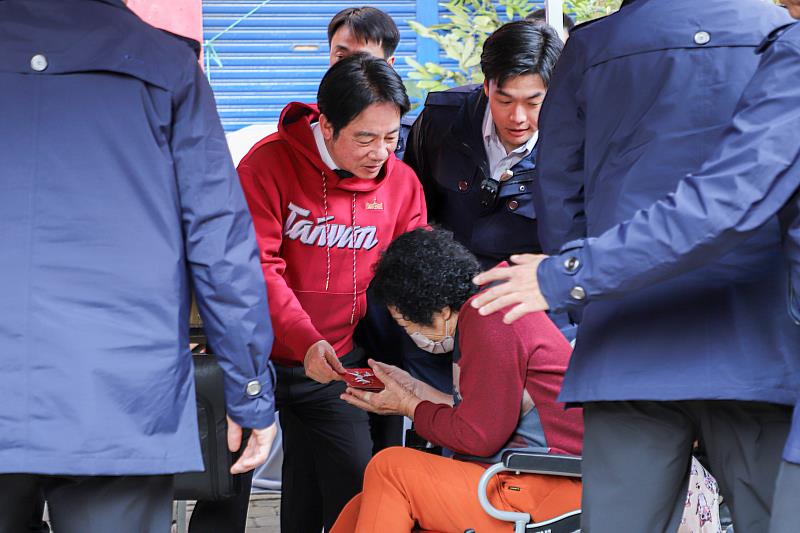 賴清德大年初一赴朴子配天宮發馬年小紅包 鄉親排隊領祝福