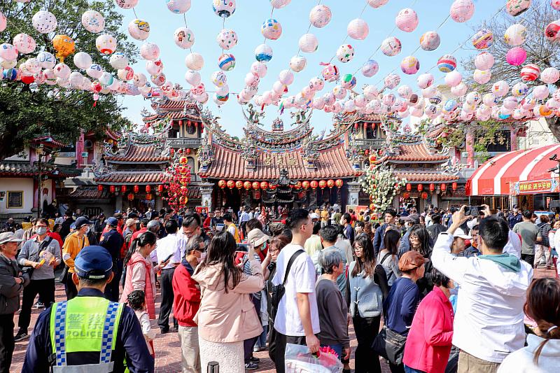 賴清德大年初一赴朴子配天宮發馬年小紅包 鄉親排隊領祝福