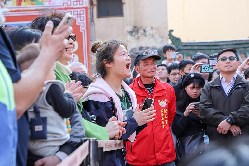 賴清德大年初一赴朴子配天宮發馬年小紅包 鄉親排隊領祝福