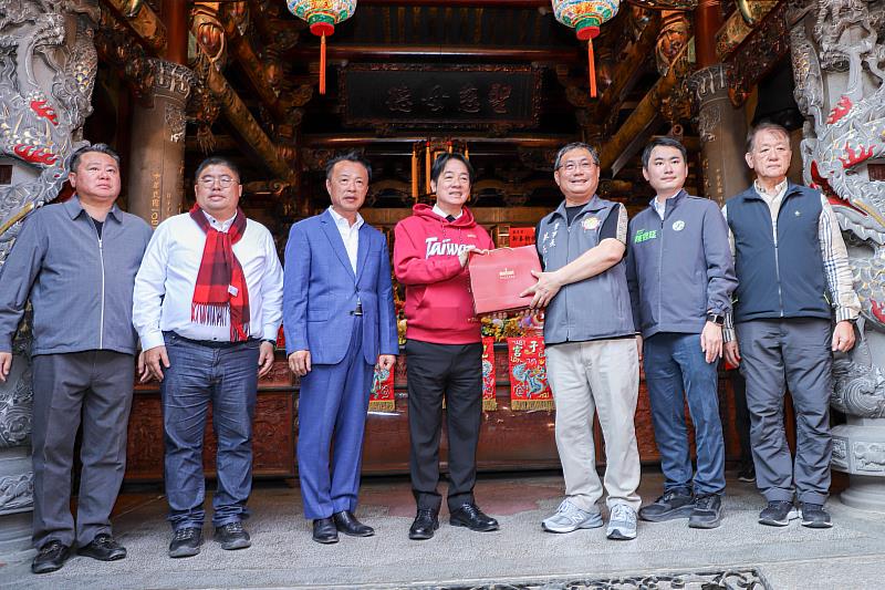 賴清德大年初一赴朴子配天宮發馬年小紅包 鄉親排隊領祝福