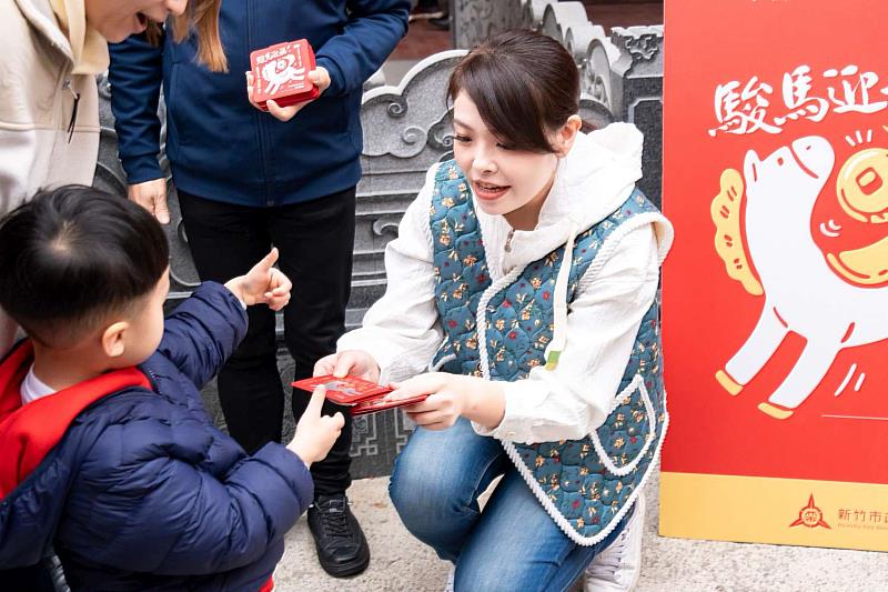 迎春納福！高虹安市長初一走訪竹市各大廟宇 發放「駿馬迎福」小紅包