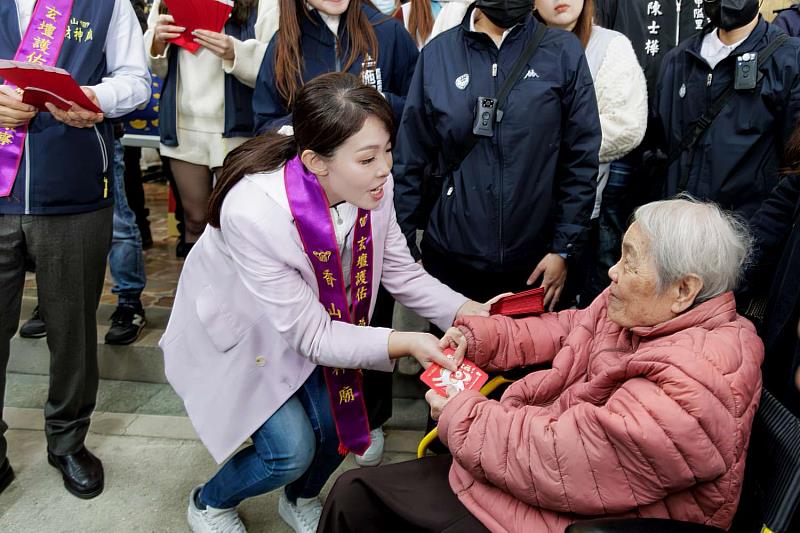 迎春納福！高虹安市長初一走訪竹市各大廟宇 發放「駿馬迎福」小紅包