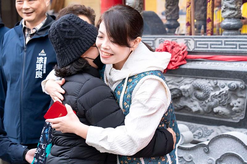 迎春納福！高虹安市長初一走訪竹市各大廟宇 發放「駿馬迎福」小紅包