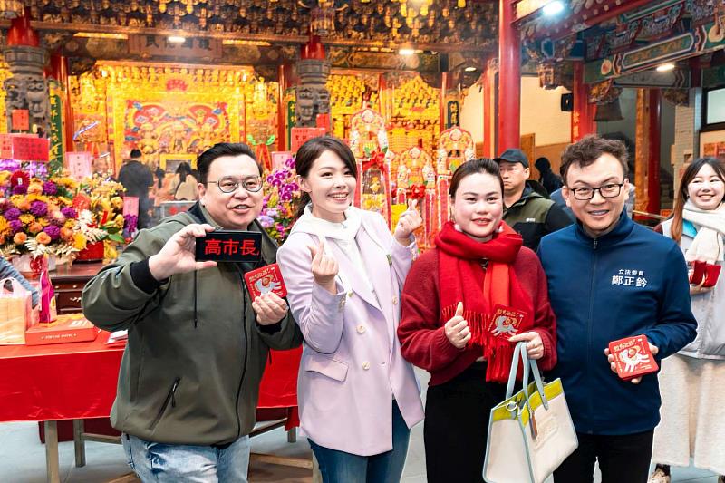 迎春納福！高虹安市長初一走訪竹市各大廟宇 發放「駿馬迎福」小紅包