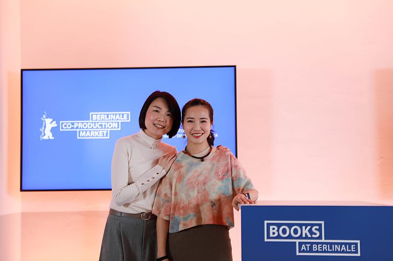 入選「Books at Berlinale」的小說《怪城少女》作者劉思坊（右）與版權人林珊珊（左）。