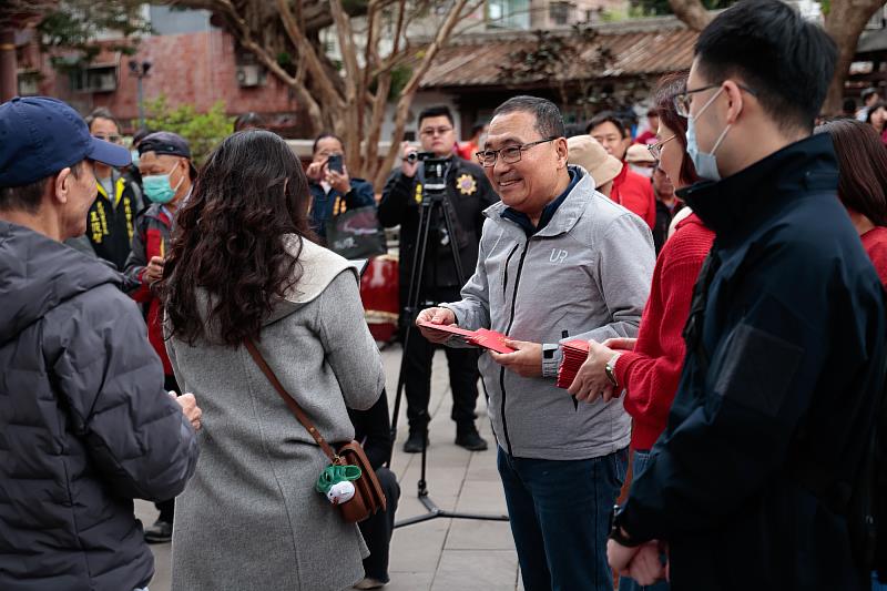 新北市長侯友宜特地親臨園區發送「馬祥厚運」新春福袋，與市民一同迎春納福、開園討吉利。