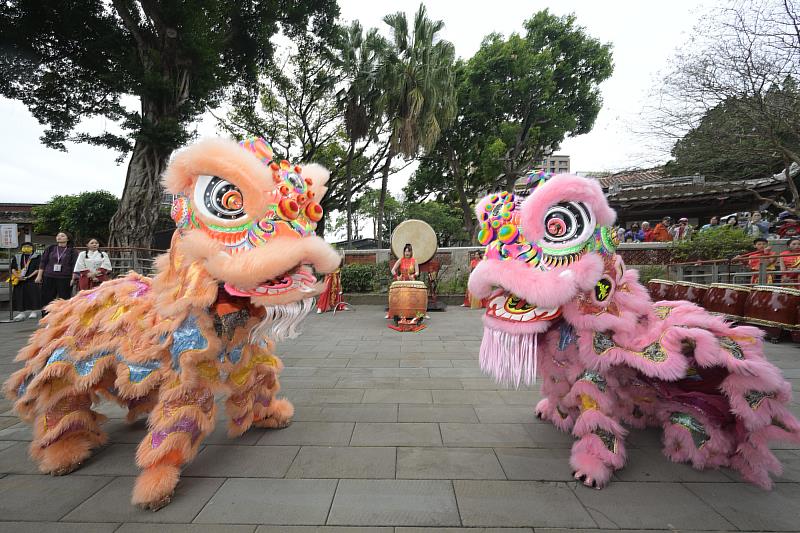 林本源園邸初二特別邀請「宋坤傳藝」傳統藝術團，為園區接財神、祈好運。