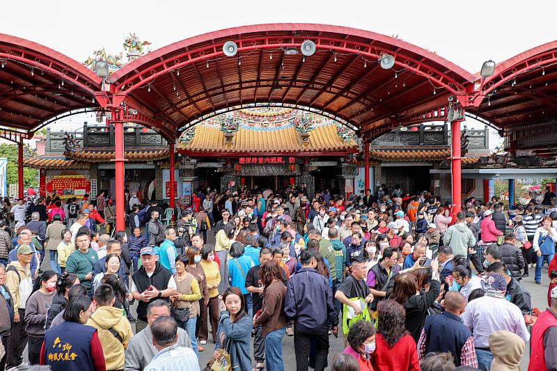 翁章梁大年初二走春發紅包 鄉親攜家帶眷排隊領福氣