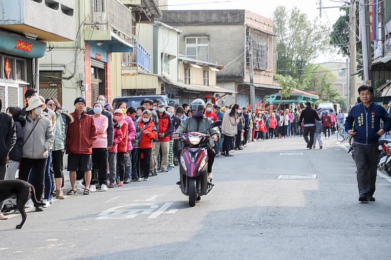 翁章梁大年初二走春發紅包 鄉親攜家帶眷排隊領福氣