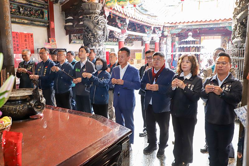 翁章梁大年初二走春發紅包 鄉親攜家帶眷排隊領福氣