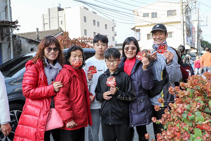 翁章梁大年初二走春發紅包 鄉親攜家帶眷排隊領福氣