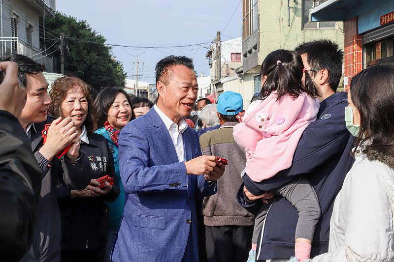 翁章梁大年初二走春發紅包 鄉親攜家帶眷排隊領福氣