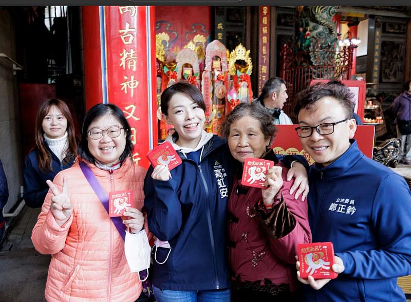 民眾身穿阿珠媽背心領紅包 高虹安市長初二走春發小紅包 長和宮、東寧宮人龍綿延