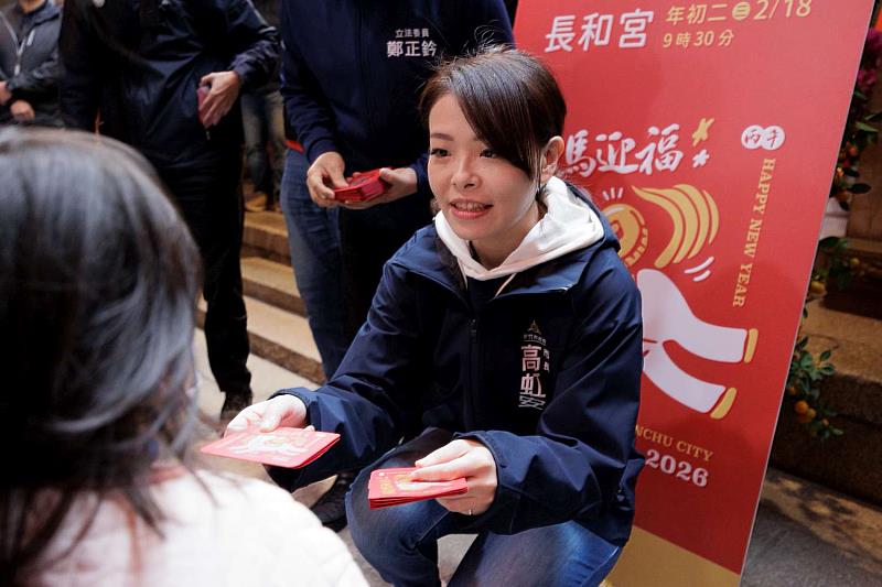 民眾身穿阿珠媽背心領紅包 高虹安市長初二走春發小紅包 長和宮、東寧宮人龍綿延