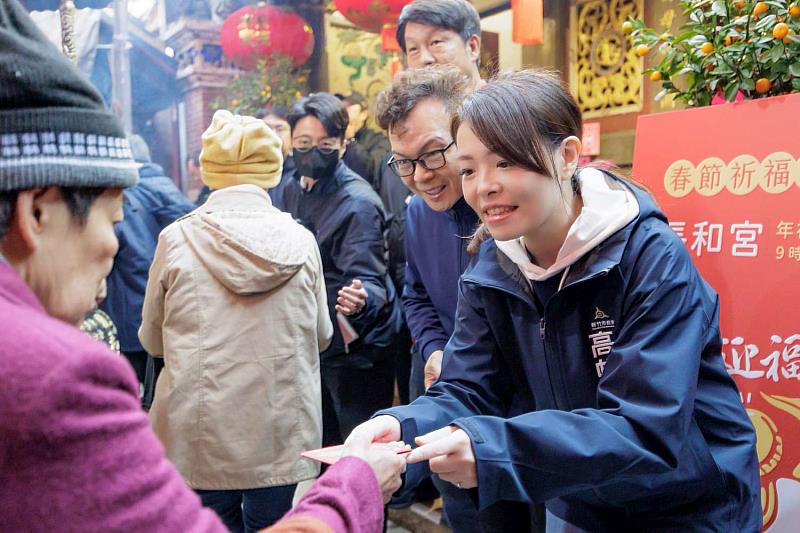 民眾身穿阿珠媽背心領紅包 高虹安市長初二走春發小紅包 長和宮、東寧宮人龍綿延