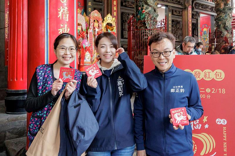 民眾身穿阿珠媽背心領紅包 高虹安市長初二走春發小紅包 長和宮、東寧宮人龍綿延