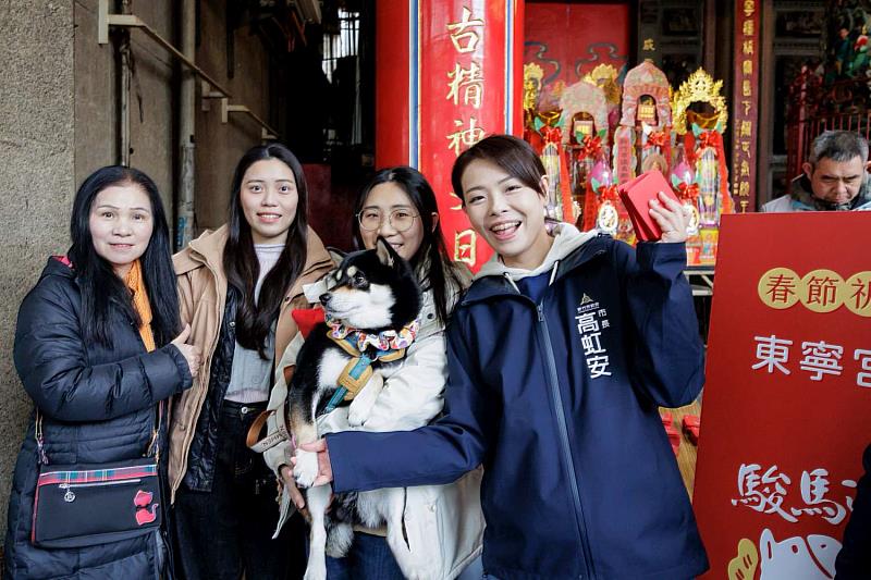 民眾身穿阿珠媽背心領紅包 高虹安市長初二走春發小紅包 長和宮、東寧宮人龍綿延