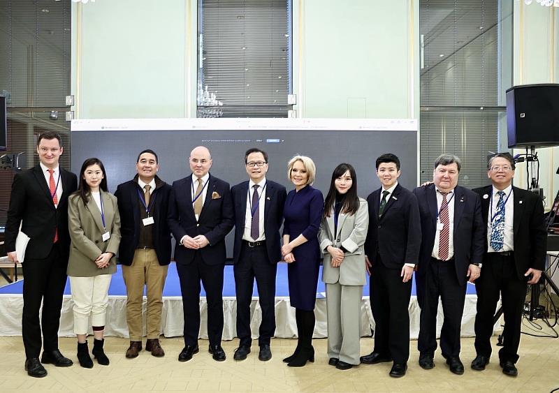 第一國際烏克蘭發展基金會主席Mykola Volkivskyi、美國台灣觀察智庫成員Jasmine Lee、巴拉圭參議員Eduardo Nakayama、羅馬尼亞國會議員暨IPAC共同主席Alexandru Muraru、谷大使瑞生、英國BBC新聞記者Kasia Madera、立法委員黃捷、台北市議員苗博雅、立陶宛國會議員Emanuelis Zingeris、Hello Taiwan執行長江明信。