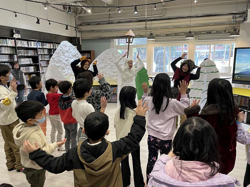 關東國小由三位外師辦理英語閱讀營。