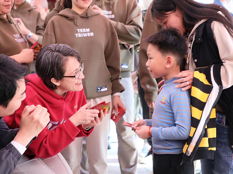 副總統蕭美琴大年初三赴民雄大士爺廟發放開運小紅包 民眾熱情排隊2.5小時