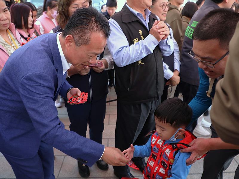 副總統蕭美琴大年初三赴民雄大士爺廟發放開運小紅包 民眾熱情排隊2.5小時