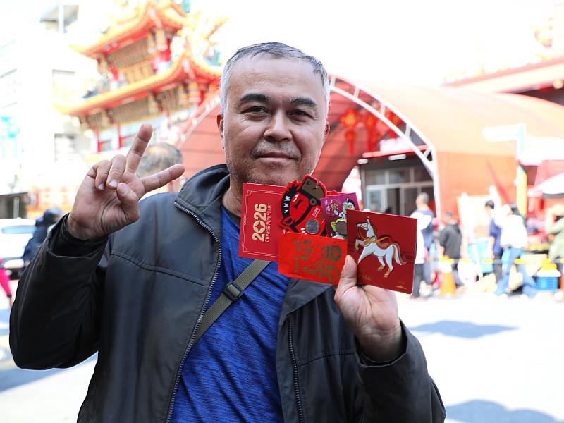 副總統蕭美琴大年初三赴民雄大士爺廟發放開運小紅包 民眾熱情排隊2.5小時