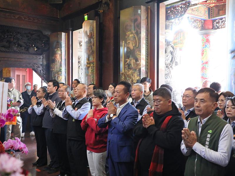 副總統蕭美琴大年初三赴民雄大士爺廟發放開運小紅包 民眾熱情排隊2.5小時