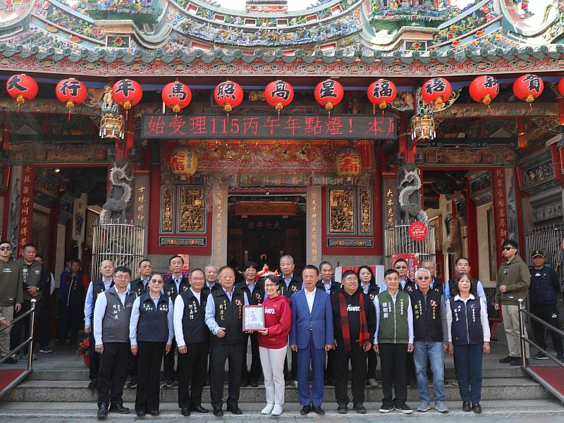 副總統蕭美琴大年初三赴民雄大士爺廟發放開運小紅包 民眾熱情排隊2.5小時