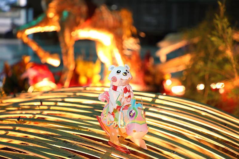 在地知名插畫家SMART莊信棠老師跨界與知名紙藝大師洪新富老師聯手操刀，推出全新創意小提燈「馬上熊賀」。