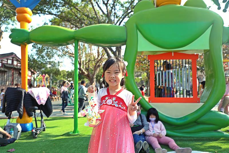 馬上有錢花！嘉義市馬年小提燈「馬上熊賀」亮相，2月24日起文化公園限量發放。