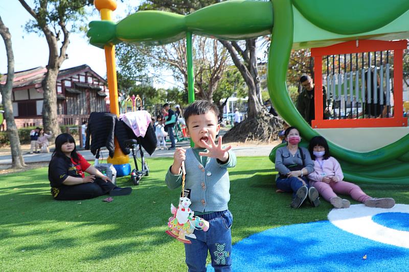 馬上有錢花！嘉義市馬年小提燈「馬上熊賀」亮相，2月24日起文化公園限量發放。