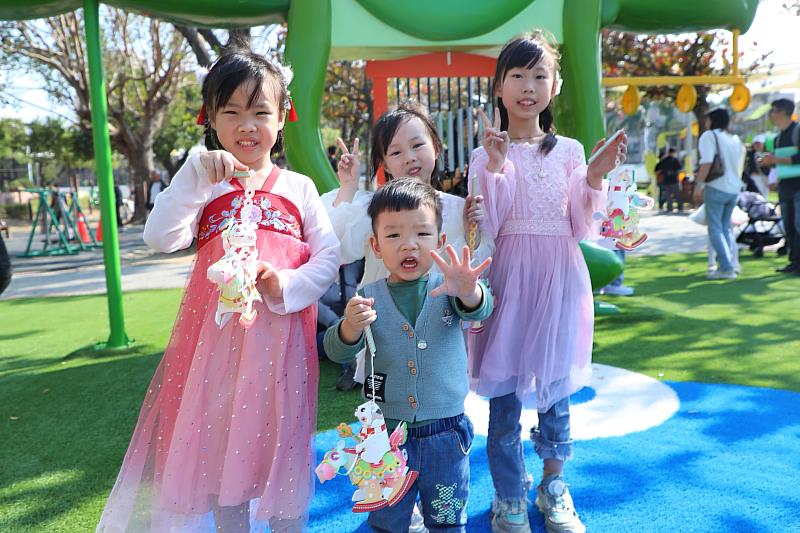 馬上有錢花!嘉義市馬年小提燈「馬上熊賀」亮相,2月24日起文化公園限量發放。