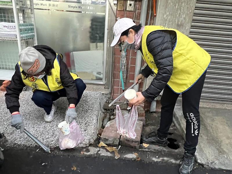 環保志工參與撿菸蒂