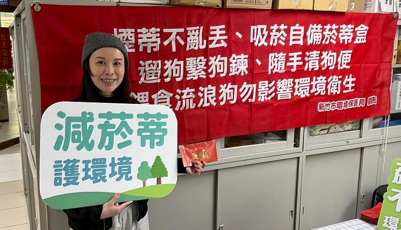 公園里里長宣導菸蒂不落地