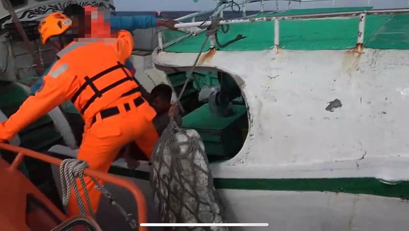 海巡人員將漁船病患接駁至小艇。