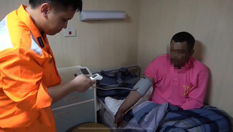 海巡人員量測病患體溫血壓。