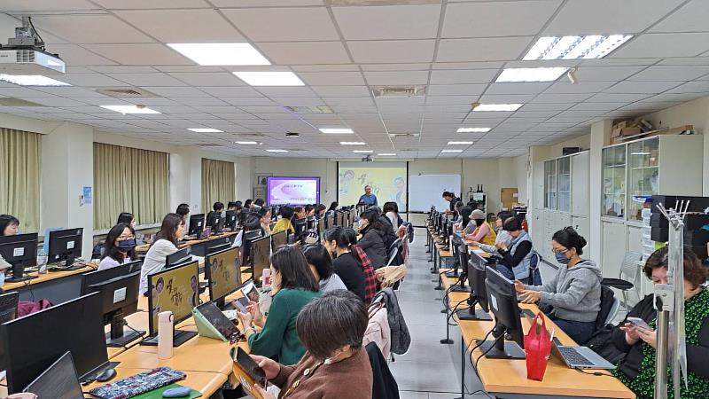 教師們專注學習如何運用Gemini。