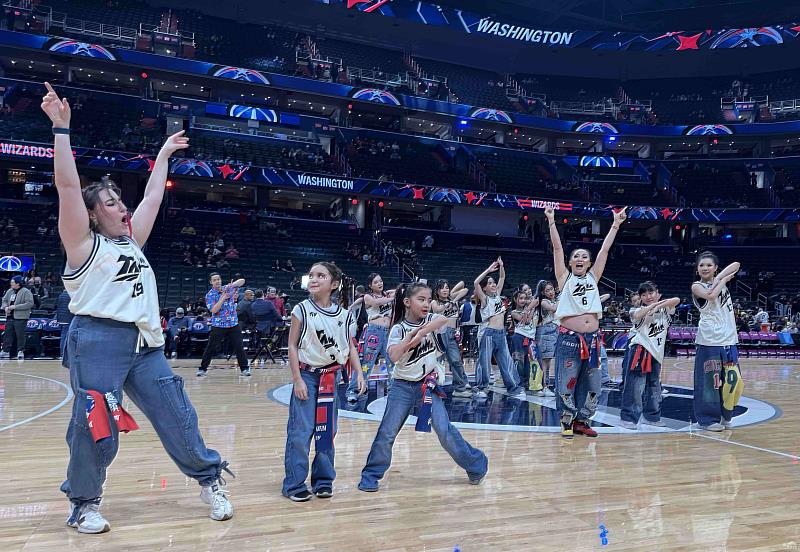 開場由華府在地臺美人組成之舞蹈團Formosa Vibe演出。