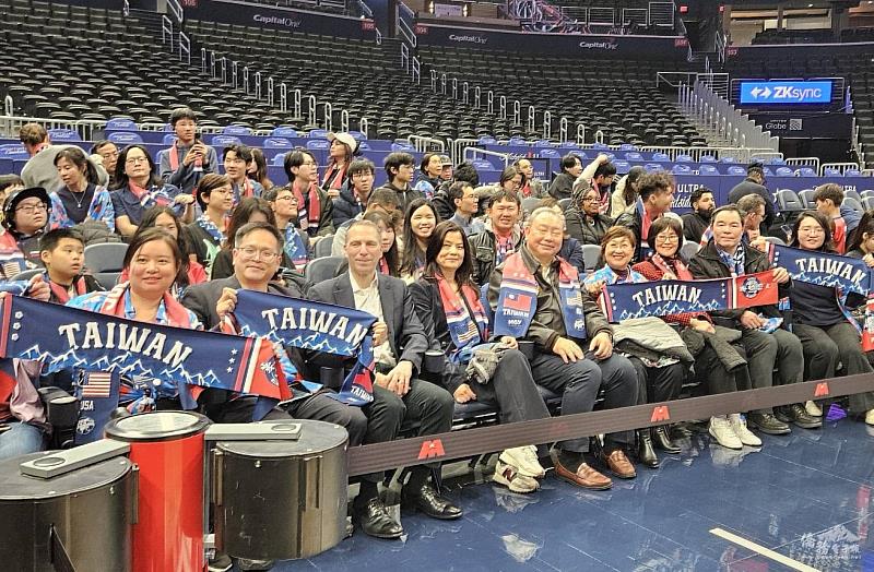 貴賓們體驗場邊練球與球員擊掌等球迷活動。