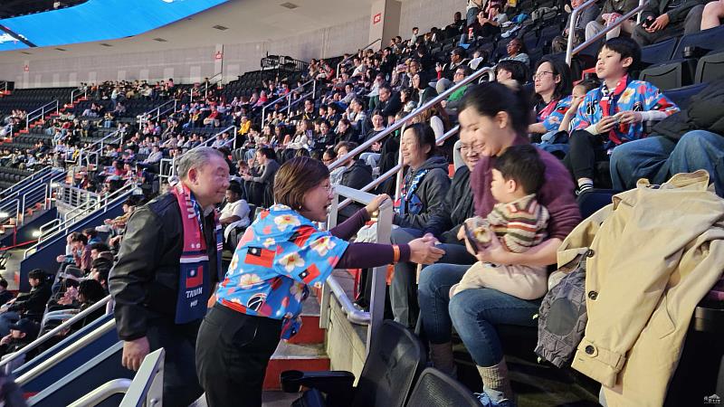 僑務委員會委員長徐佳青和駐美代表俞大㵢，一起與僑胞寒暄互動。