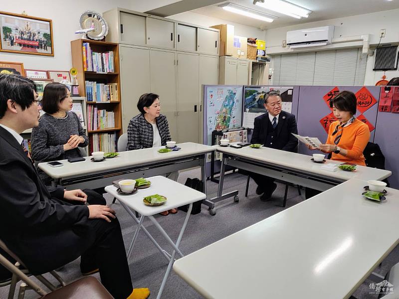 李姸慧（右1）拜會京都華僑總會，與會長魏禧之（右2）等人交流。