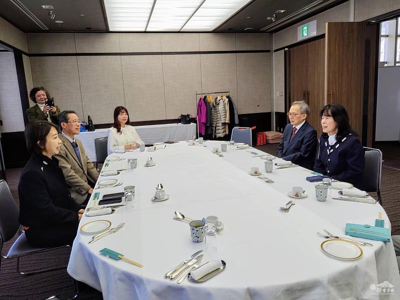 李姸慧（左1）與石貴容（右1）等人於席間就名古屋地區僑情交換意見。