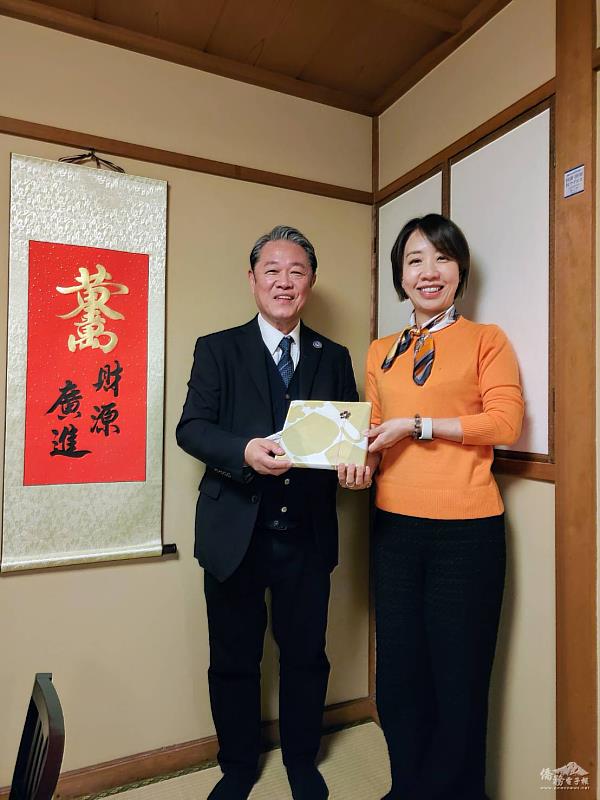 魏禧之（左）感謝李姸慧（右）造訪京都華僑總會。